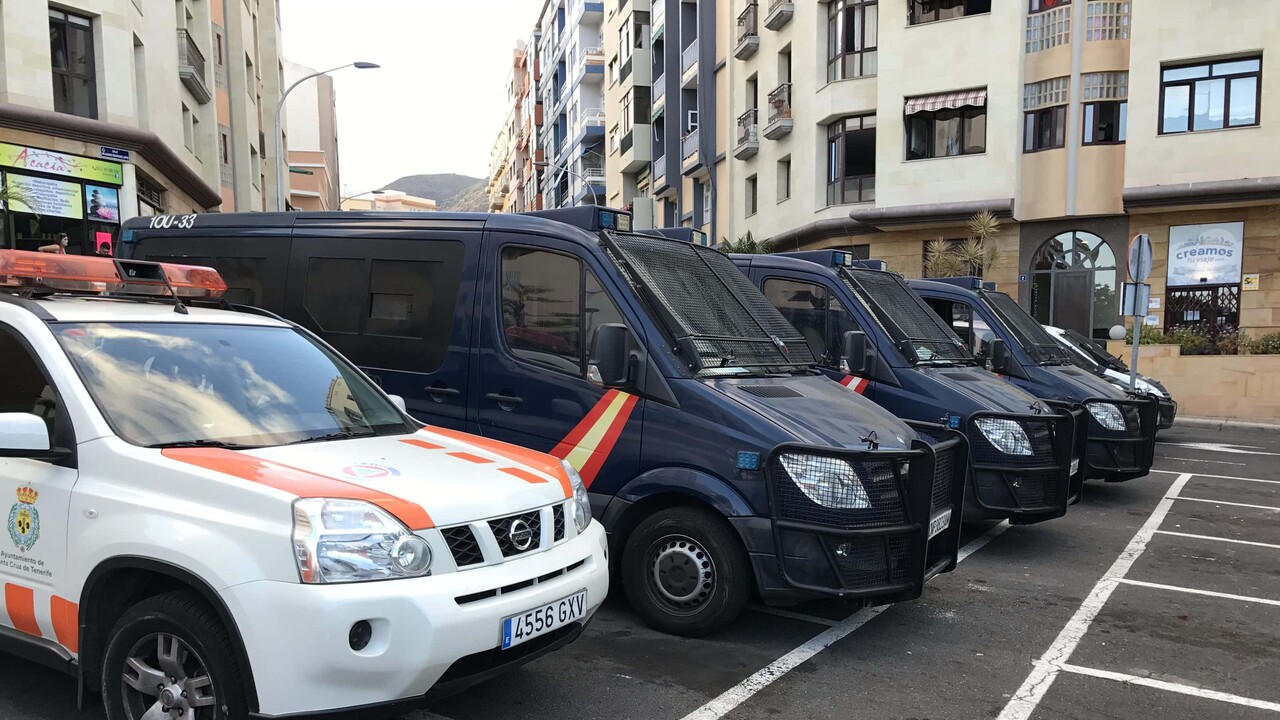 Betrunken und ohne Führerschein auf Gran Canaria: Auto stürzt 6 Meter tief
