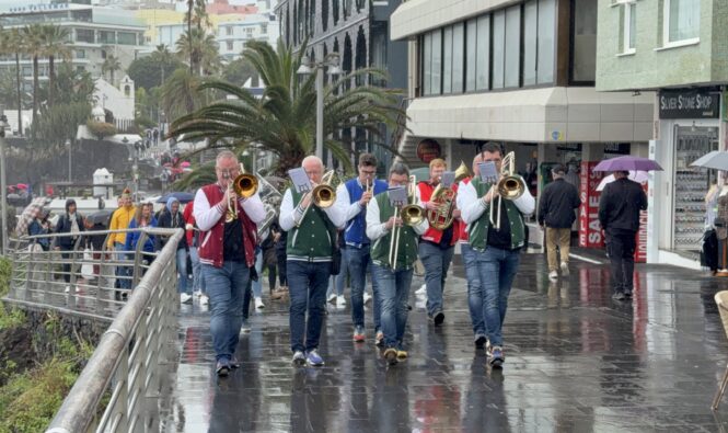 Teneriffas Regen verdirbt Karnevalisten aus Düsseldorf den Zug, nicht die Laune