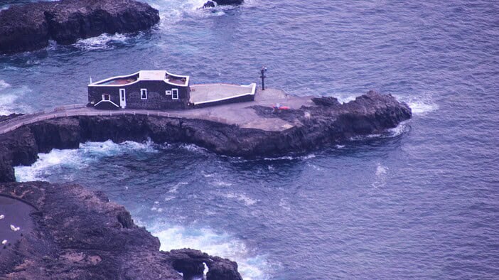 So wohnt es sich im (ehemals) kleinsten Hotel der Welt auf El Hierro Kleinstes Hotel Puntagrande El Hierro Vogelperspektive