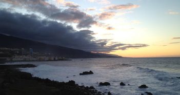 Wolkenbildung am Vulkanfelsen auf Teneriffa