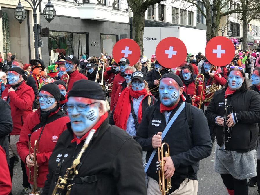 Karneval Düsseldorf Rosenmontagszug Schweizer Musiker