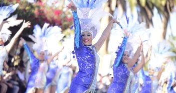 Karneval Puerto de la Cruz Teneriffa Tanzgruppe Blau-Weiss