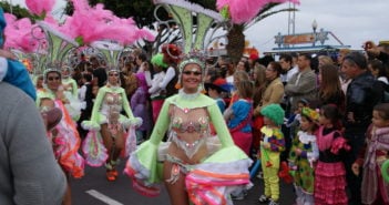 Karnevalszug Santa Cruz Teneriffa Sambatänzerinnen