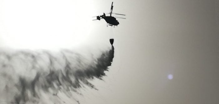 Löscharbeiten Waldbrand Hubschrauber Kanaren Kanarische Inseln