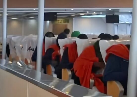Kanaren-Fähre schützt Sitze für Migranten mit Plastikbezügen