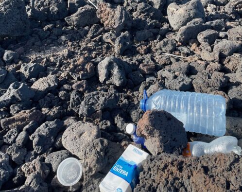 Un visitante suizo observa la isla entre el turismo masivo y la basura