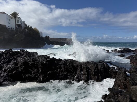 Video: Waghalsiger Klippen-Sprung in Puerto de la Cruz auf Teneriffa