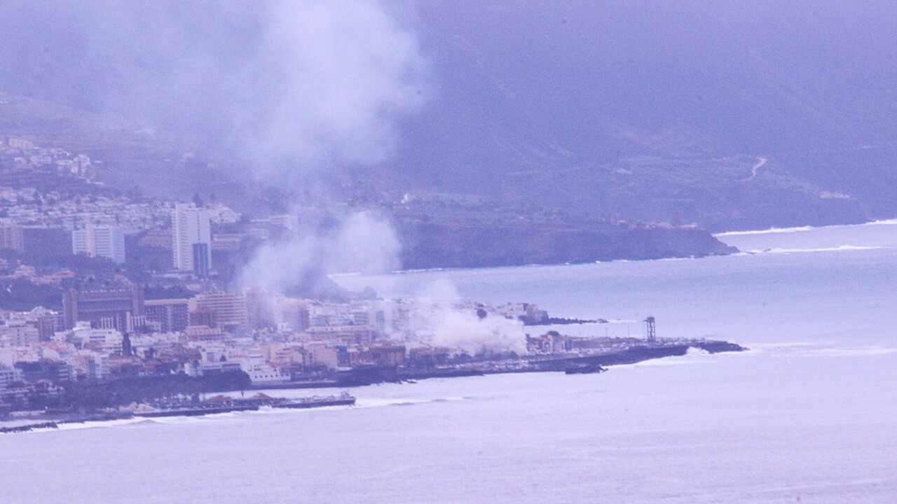 Große Rauchsäule nach Feuer am Hafen von Puerto de la Cruz