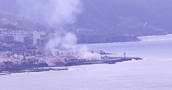 Große Rauchsäule nach Feuer am Hafen von Puerto de la Cruz Feuer Puerto de la Cruz Teneriffa Hafen