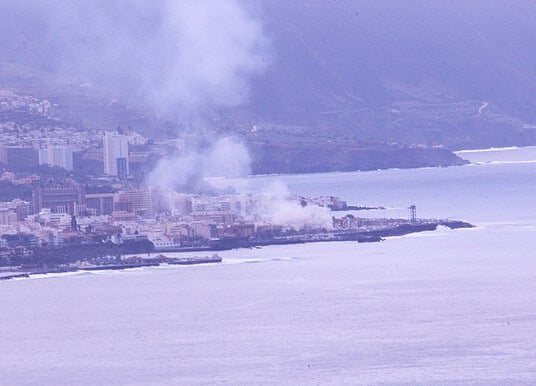 Große Rauchsäule nach Feuer am Hafen von Puerto de la Cruz