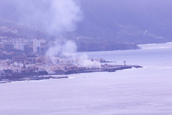 Große Rauchsäule nach Feuer am Hafen von Puerto de la Cruz