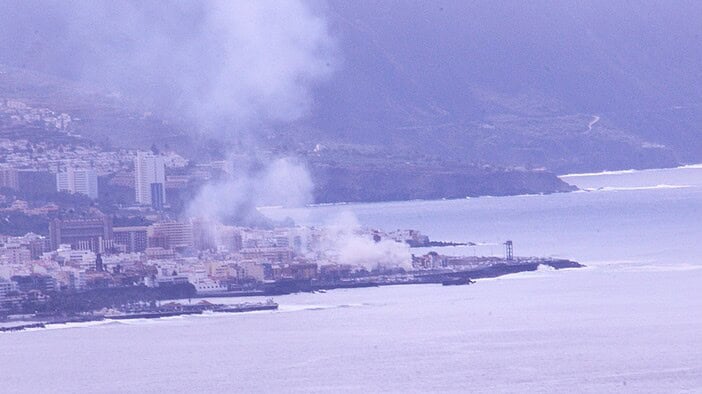 Große Rauchsäule nach Feuer am Hafen von Puerto de la Cruz Feuer Puerto de la Cruz Teneriffa Hafen