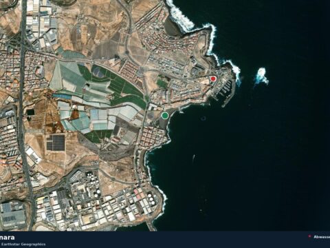 Satellitenbild der Playa de Melenara in Telde, dazu die Lage der nächsten Abwassereinleitung in 697 Metern.