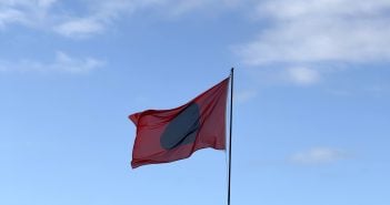 Rote Fahne Flagge Kanaren Abwasser