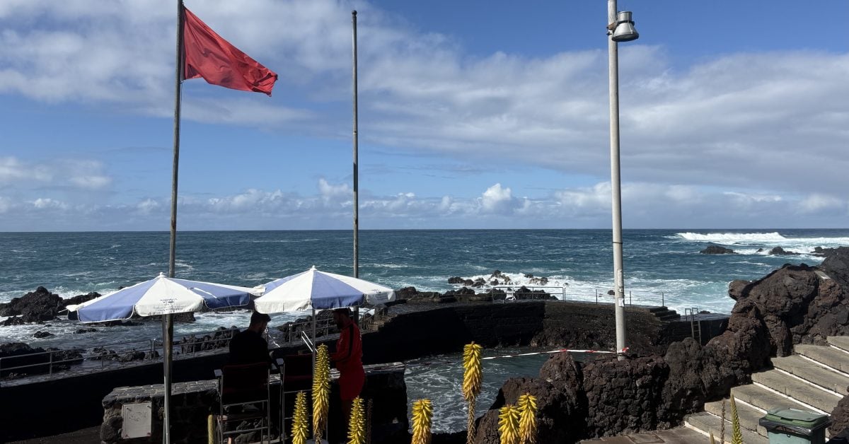 Video: Teneriffa-Touristen begeben sich bei Roter Fahne in Lebensgefahr