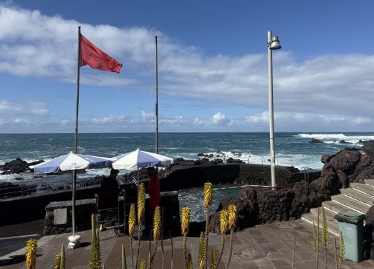 Video: Teneriffa-Touristen begeben sich bei Roter Fahne in Lebensgefahr