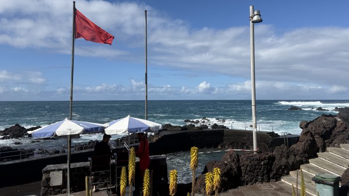 Video: Teneriffa-Touristen begeben sich bei Roter Fahne in Lebensgefahr