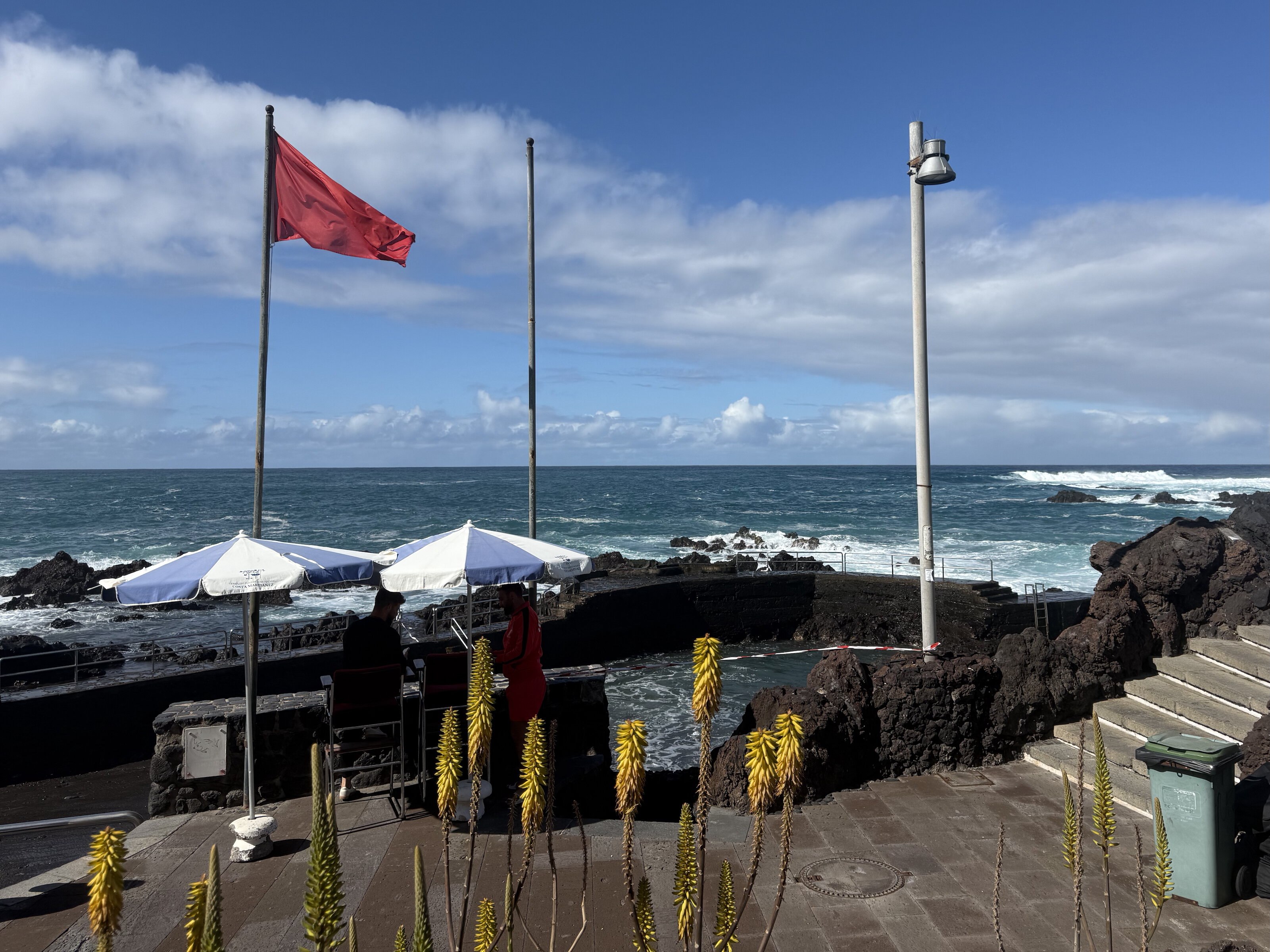 Video: Teneriffa-Touristen begeben sich bei Roter Fahne in Lebensgefahr