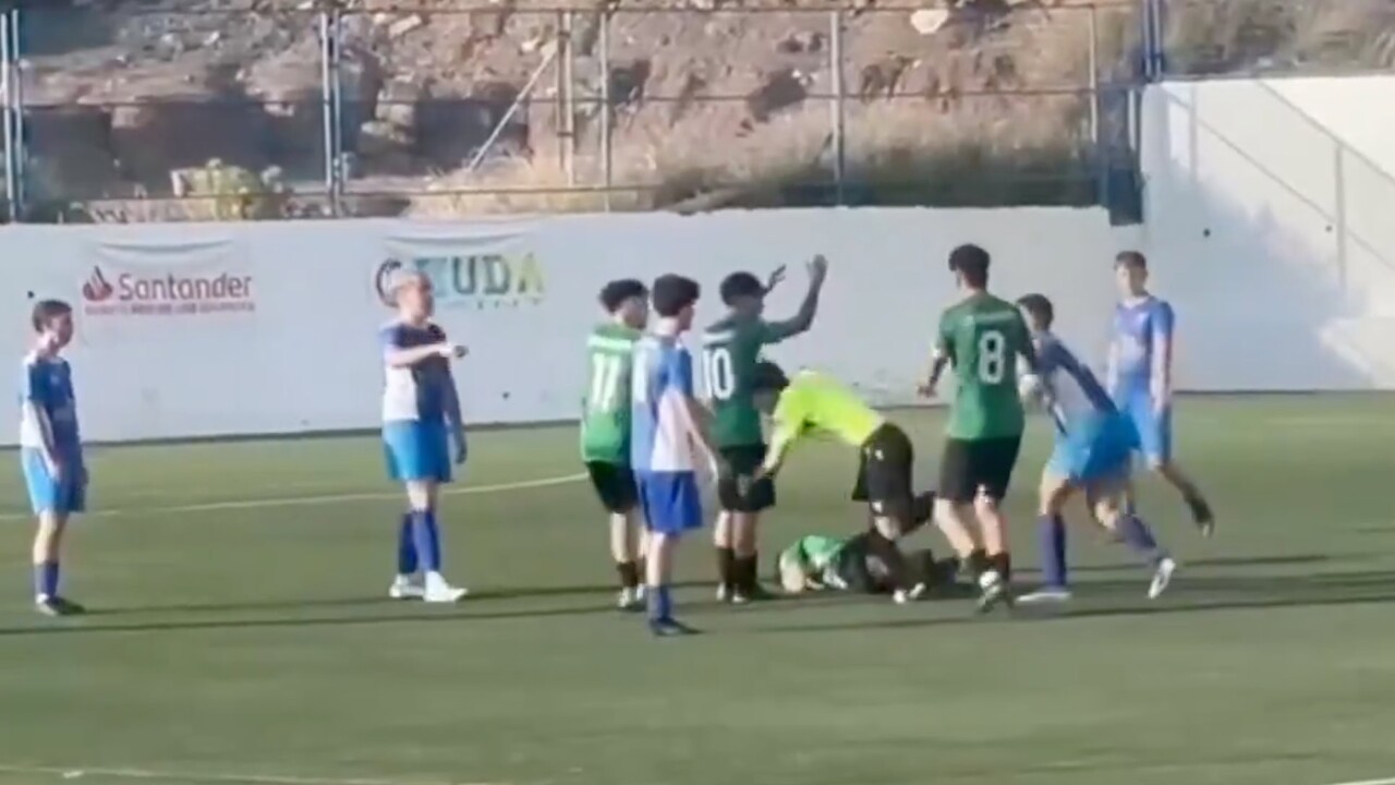 Teneriffa: Schiedsrichter wird bei Jugend-Fußballspiel attackiert (mit Video)