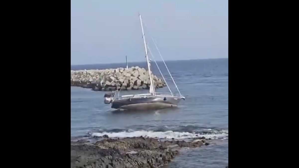 Segelboot kentert in Hafen-Einfahrt vor Teneriffa