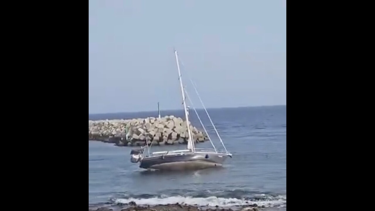 Segelboot kentert in Hafen-Einfahrt vor Teneriffa