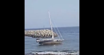 Segelboot kentert in Hafen-Einfahrt vor Teneriffa Segelboot kentert Teneriffa