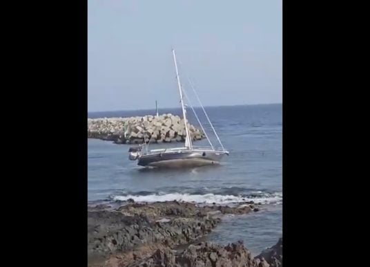 Segelboot kentert in Hafen-Einfahrt vor Teneriffa