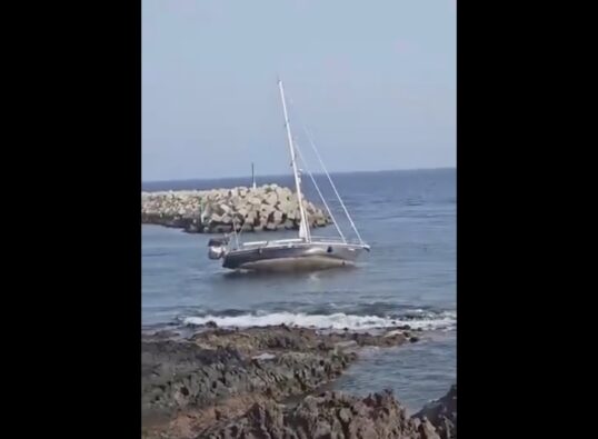 Segelboot kentert in Hafen-Einfahrt vor Teneriffa