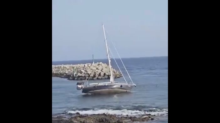 Segelboot kentert in Hafen-Einfahrt vor Teneriffa