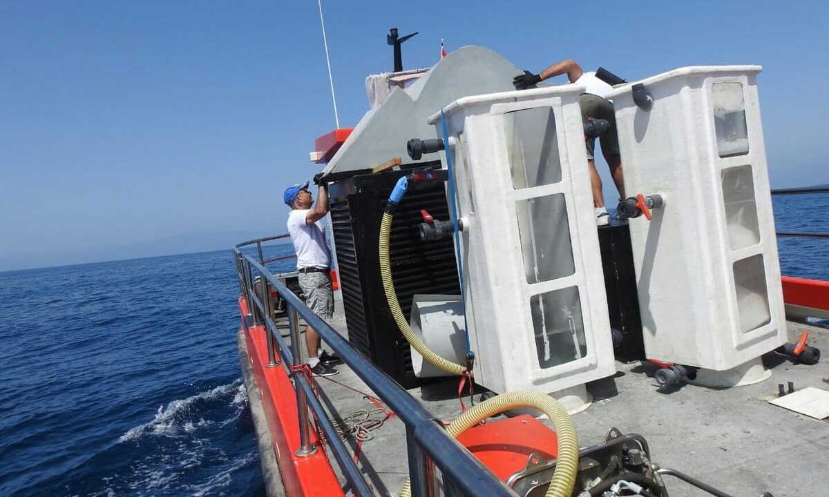 Weltweit einmaliges Schiff bekämpft Mikroalgen vor den Kanaren