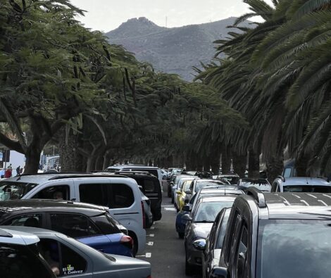 Un lector reparte tarjetas contra los motores al ralentí en Tenerife