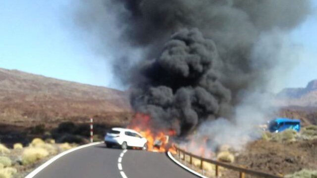 Teneriffa: Autos brennen nach schwerem Unfall am Teide aus