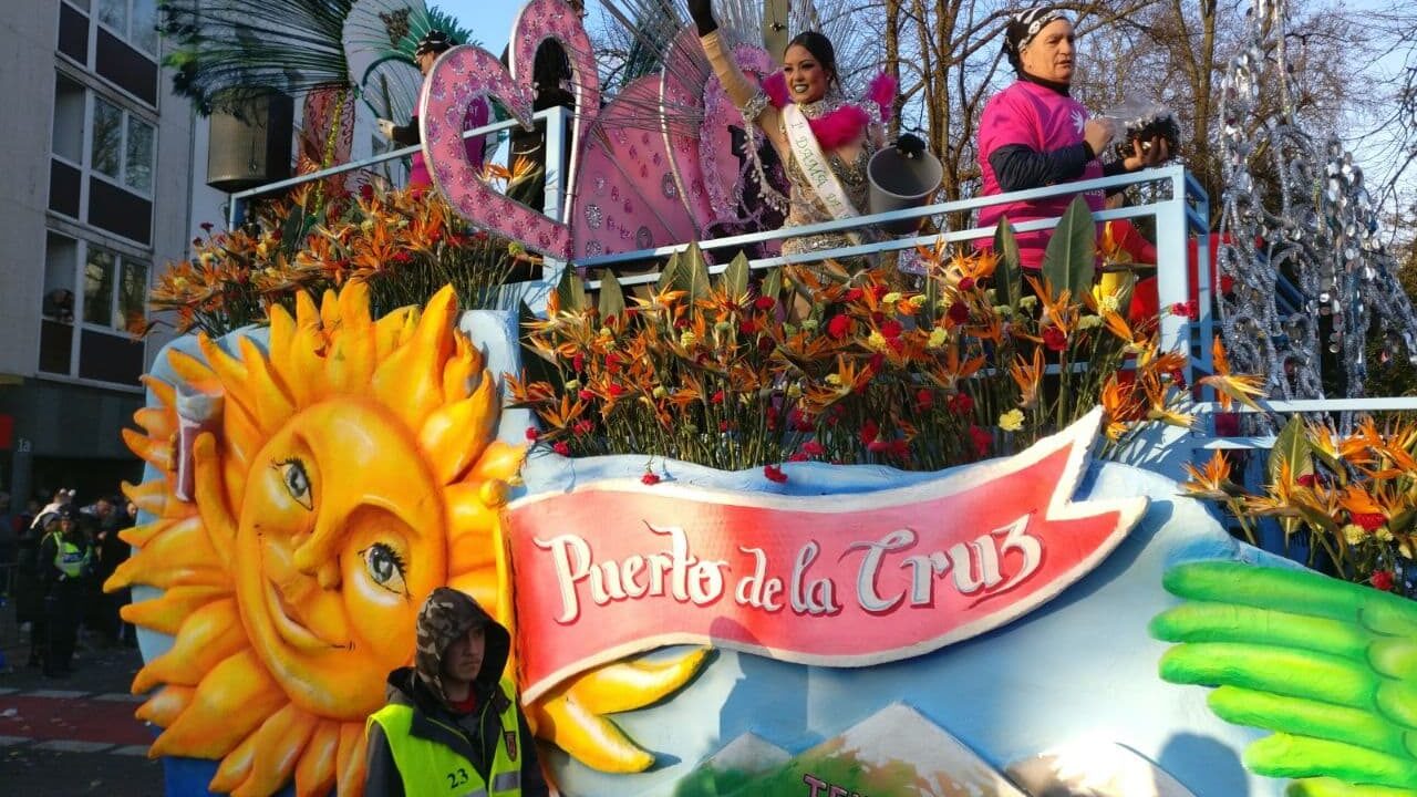 Teneriffas Blumenkönigin zu Gast beim Rosenmontagszug in Düsseldorf