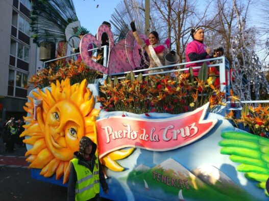 Teneriffas Blumenkönigin zu Gast beim Rosenmontagszug in Düsseldorf