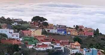 Teneriffa Nord bunte Häuser Wolken