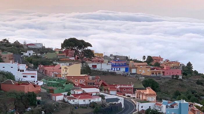 Teneriffa Nord bunte Häuser Wolken