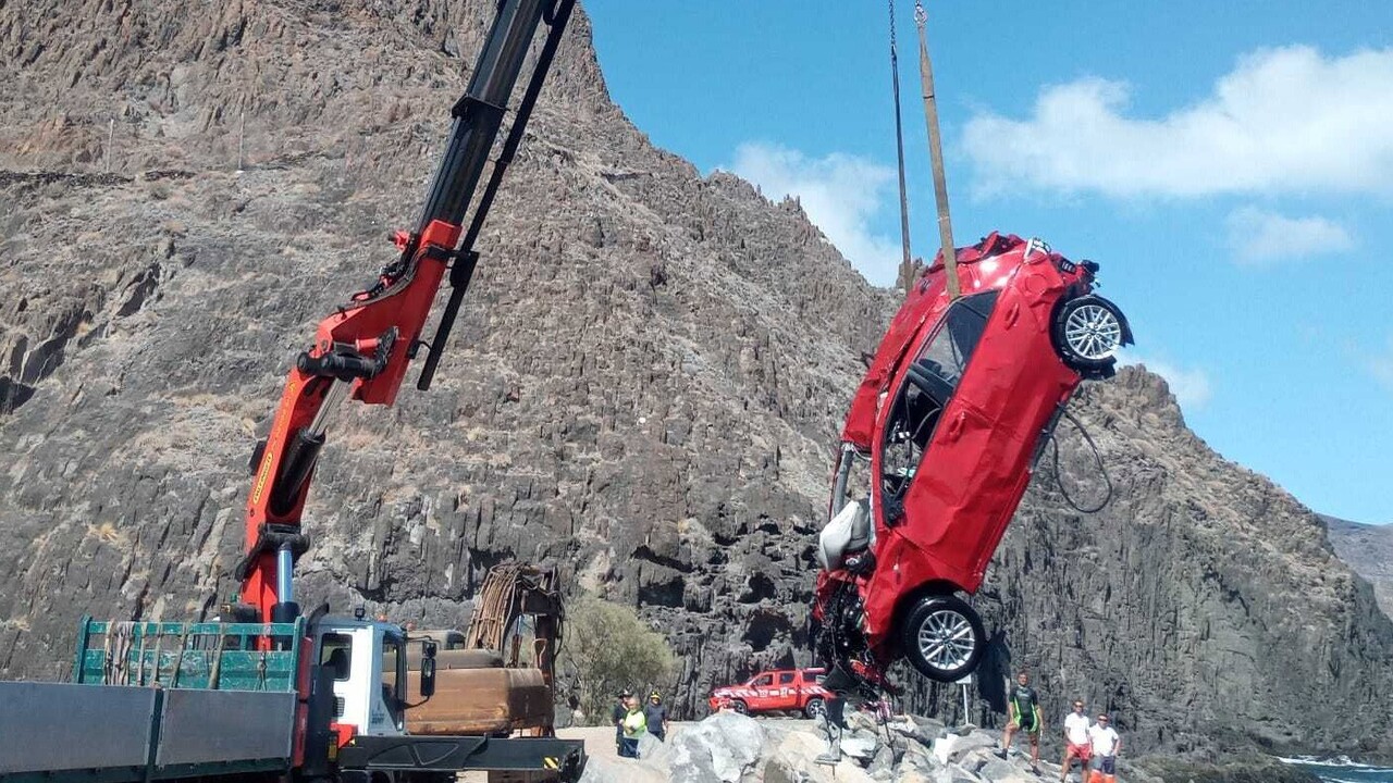 Teneriffa: Auto rollt am Teresitas-Strand ins Meer, Fahrer eingesperrt