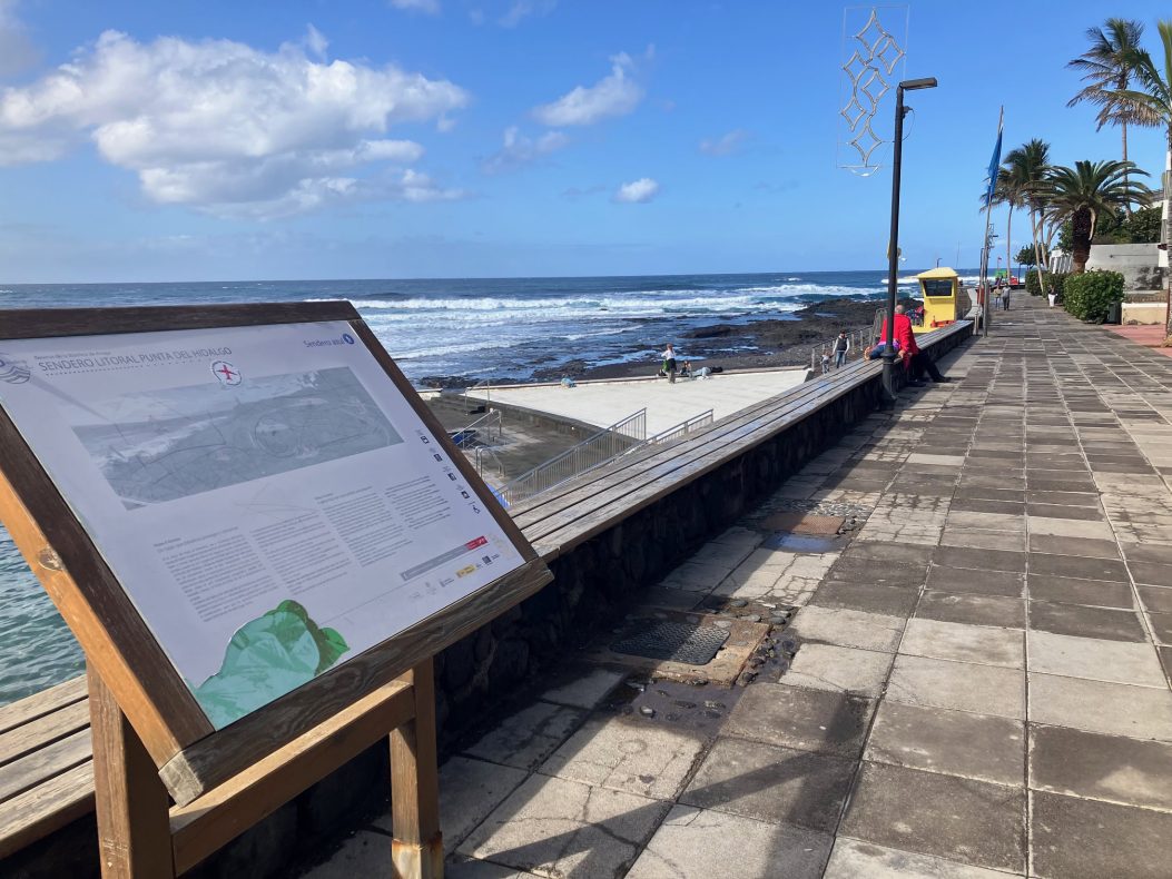 Touristenfeindlichkeit Kanaren Punta del Hidalgo Teneriffa Promenade Schild