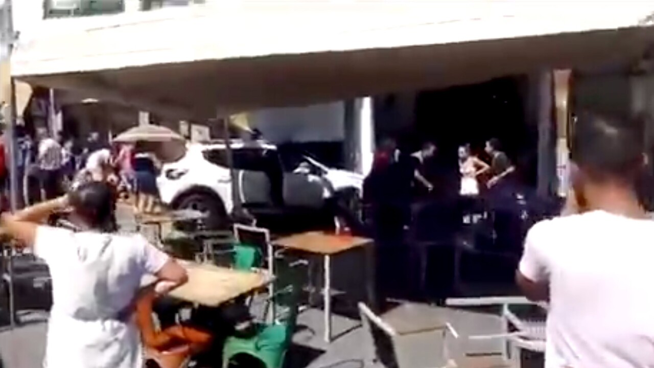 Auto rast in Bar auf Fuerteventura – mehrere Schwerverletzte, auch ein Baby