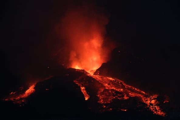 Vulkanausbruch La Palma Lava bei Nacht