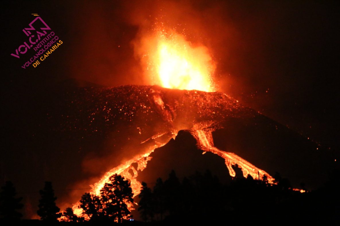 Vulkanausbruch auf La Palma: Spektakulärer Lava-See am Nachthimmel