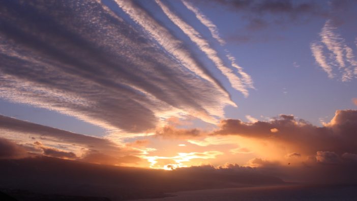 Altocumulus fudiatus Sonne Wolken Kanaren