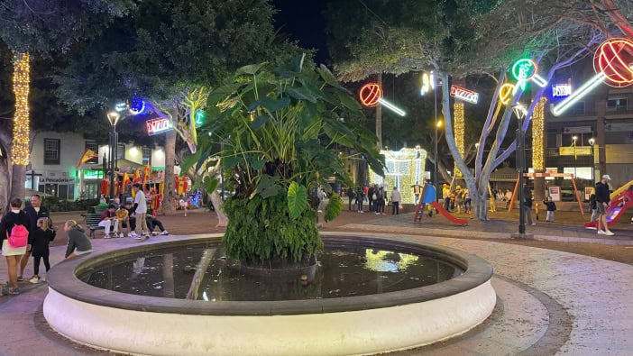 Weihnachtsbeleuchtung Kanaren Teneriffa Puerto Plaza Brunnen Namera