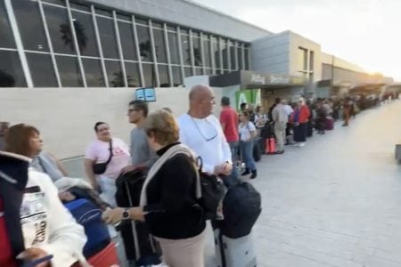 Urlauber frustriert: Stundenlanges Warten am Flughafen Teneriffa